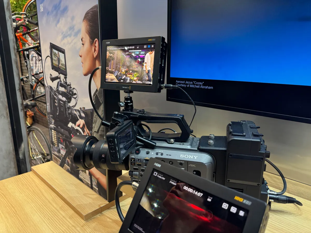 展示ブースでSony製ビデオカメラに外部モニター（Blackmagic製）が取り付けられている写真。モニターには撮影中の映像が映し出されている。