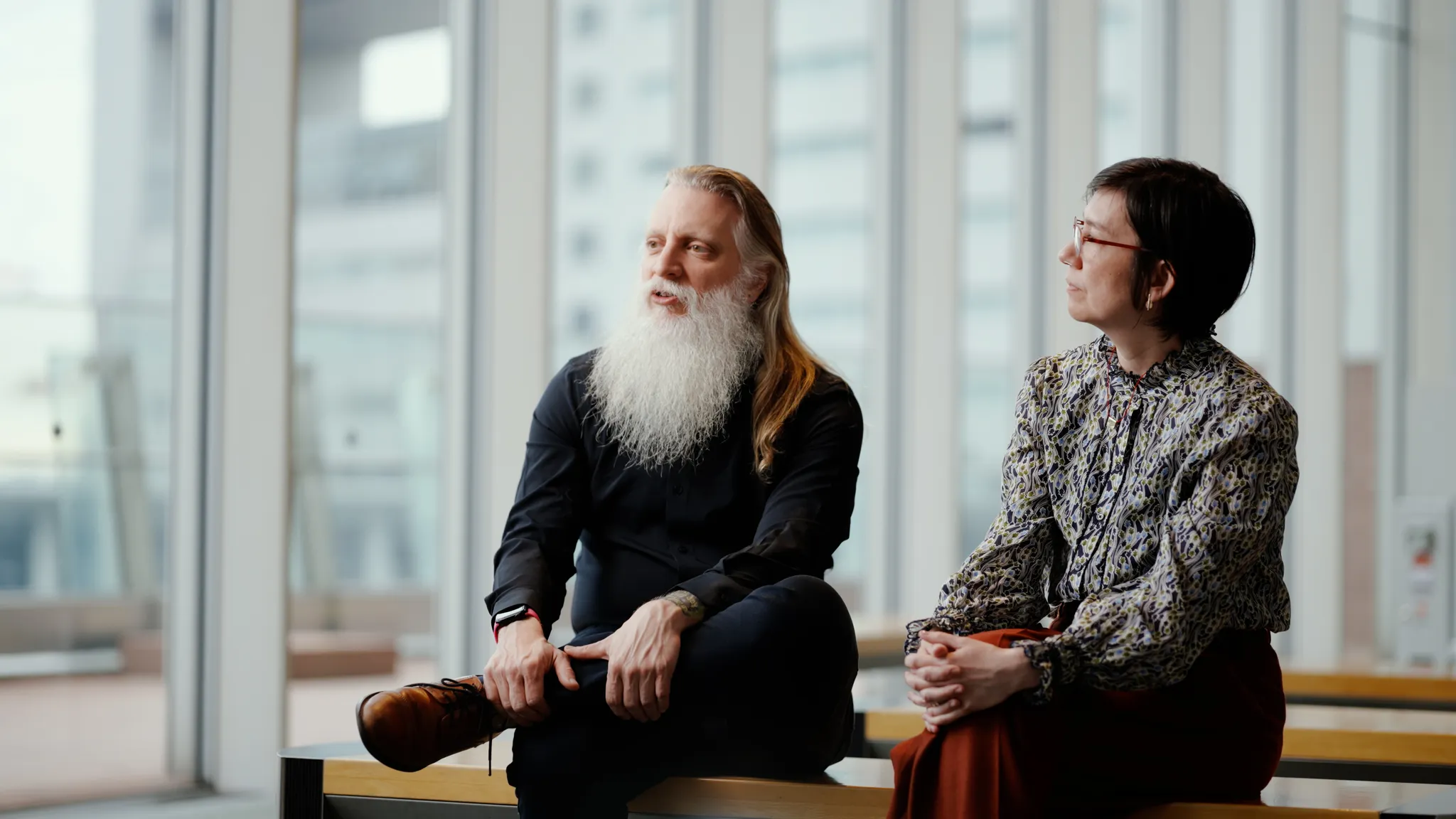窓の外を背景にインタビューに答える Karen Rommelfanger 氏と Darrell Porcello 氏。