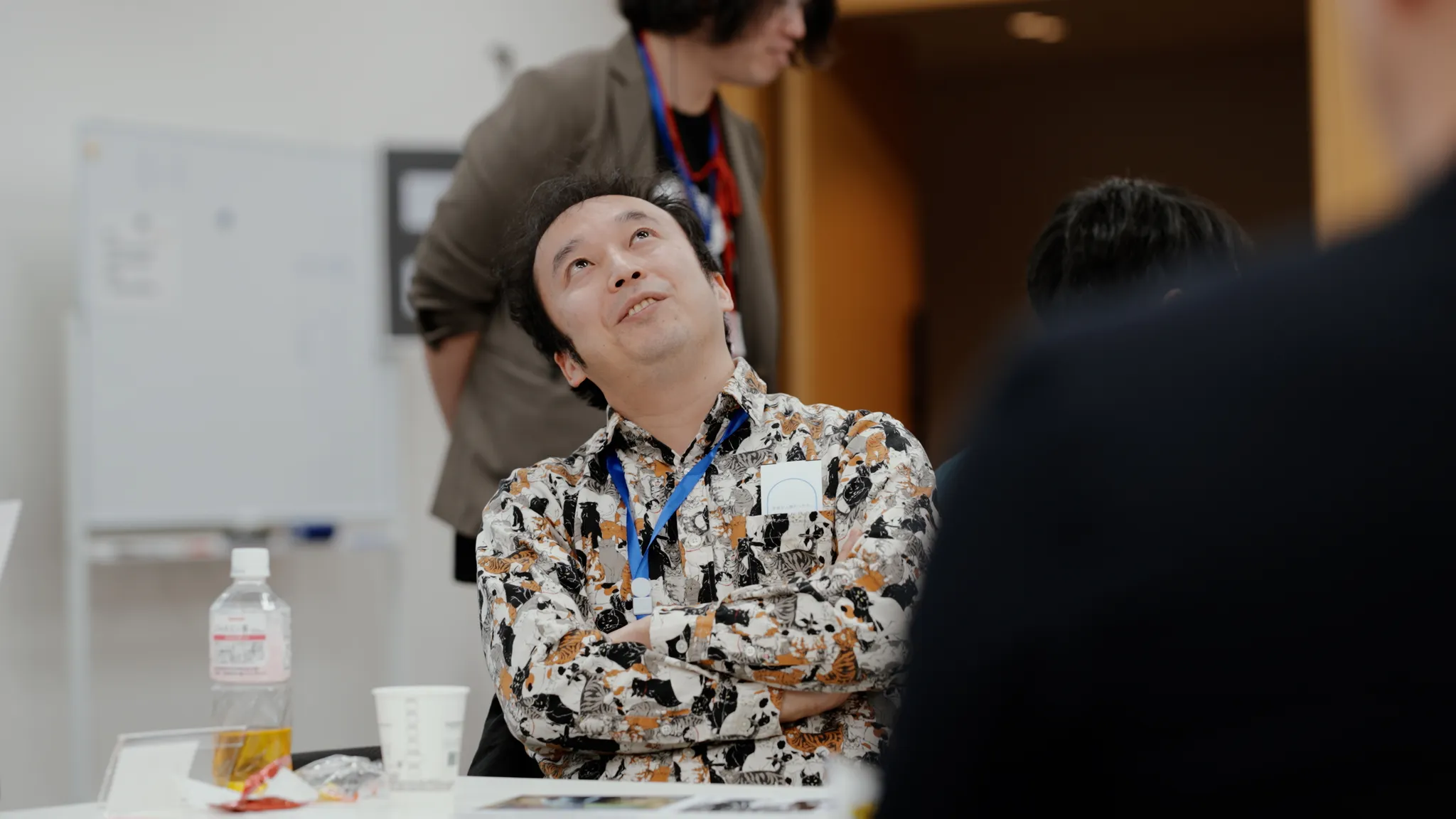 ワークショップの参加者が、上を見上げて考えている様子。