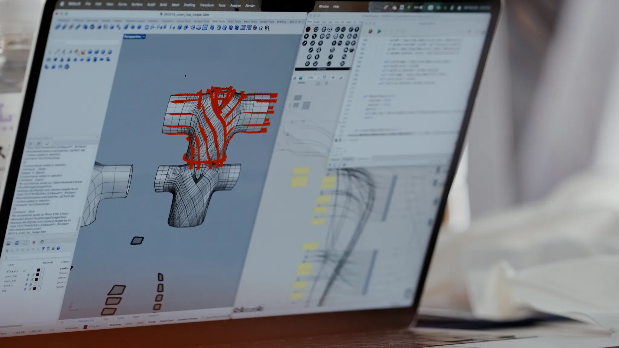 ノートパソコンの画面に、CADソフトウェアで作成されたT字型構造物の3Dモデル（ワイヤーフレーム、赤のハイライトあり）と隣にソースコードが映っている。