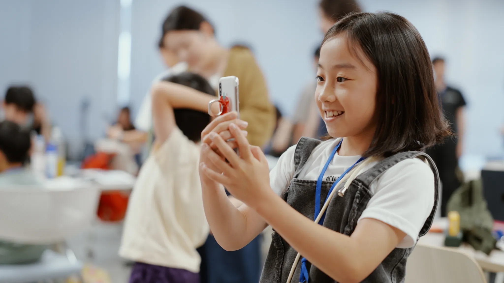 子どもがが笑顔でスマートフォンを構え、3Dスキャンしている。