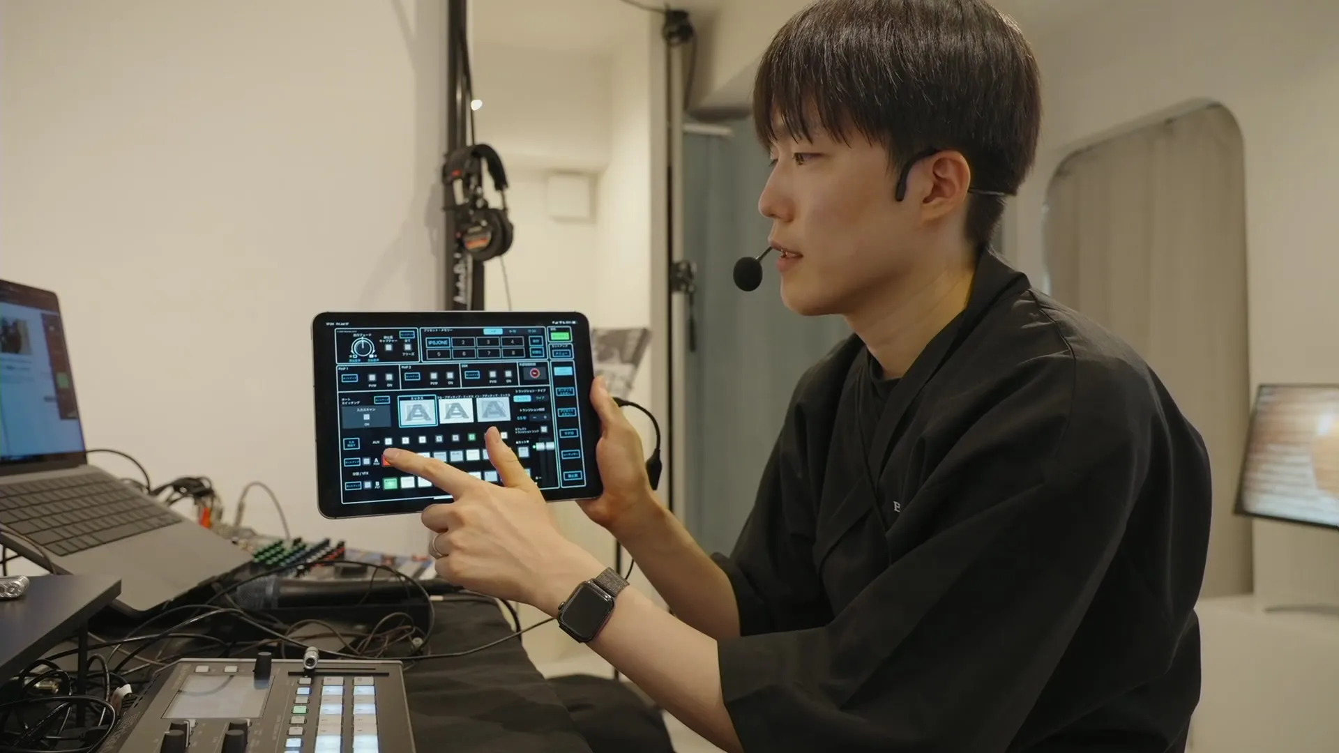 タブレットに表示されたRoland V-8HDのリモート操作画面を操作している様子。