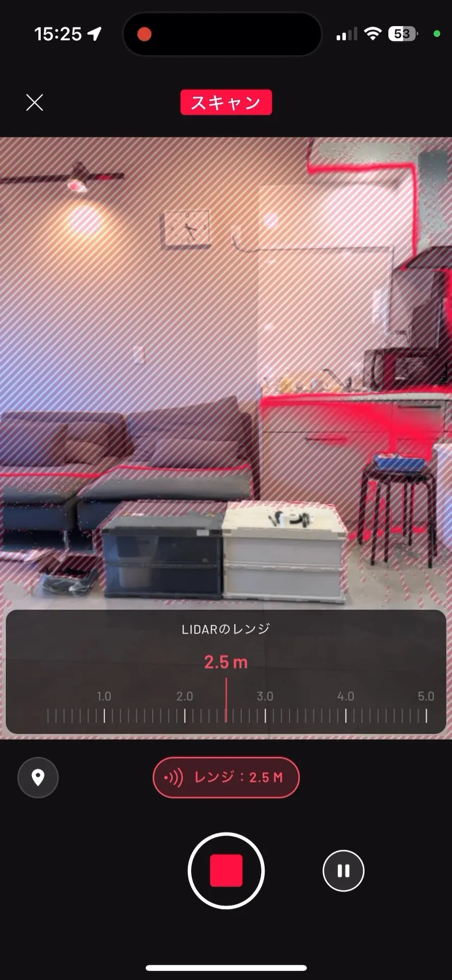 スマートフォンのLiDARスキャン画面。画面中央に2.5mという測定レンジが表示され、背景にソファと簡易キッチンが見える。